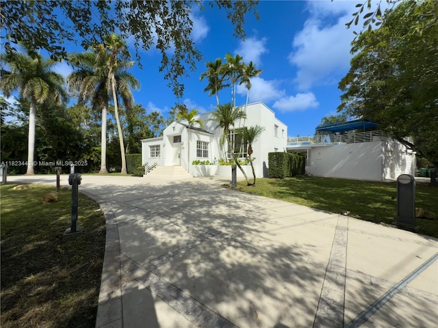8390 SW 94th St, Miami, FL 33156 - view of front of property with stucco siding, a front yard, and driveway