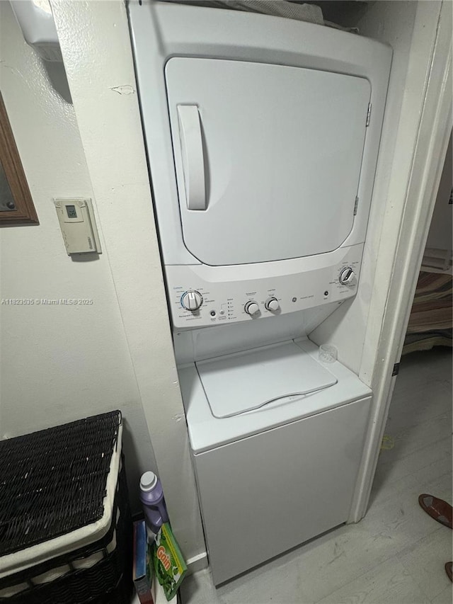 6515 W 27th Ct Unit 49-13, Hialeah, FL 33016 - laundry area featuring stacked washing machine and dryer