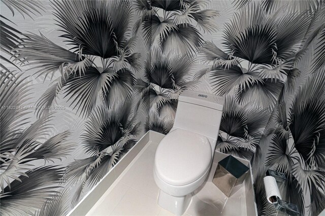 45 SW 9th St Unit 3403, Miami, FL 33130 - bathroom featuring tile patterned floors and wallpapered walls