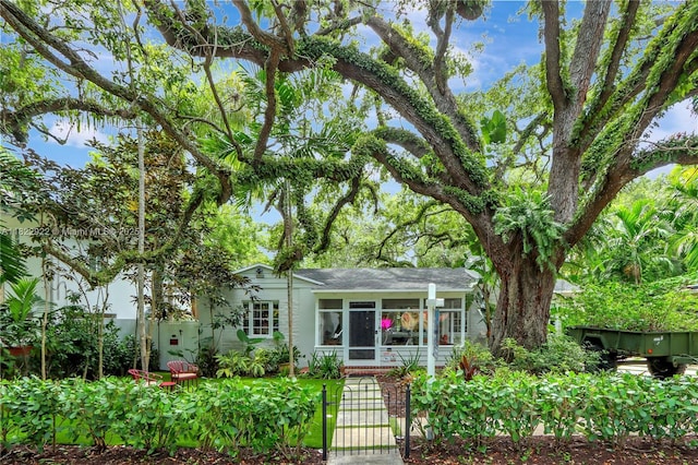 842 NW 9th Ct, Miami, FL 33136 - view of front of house with a gate and a fenced front yard