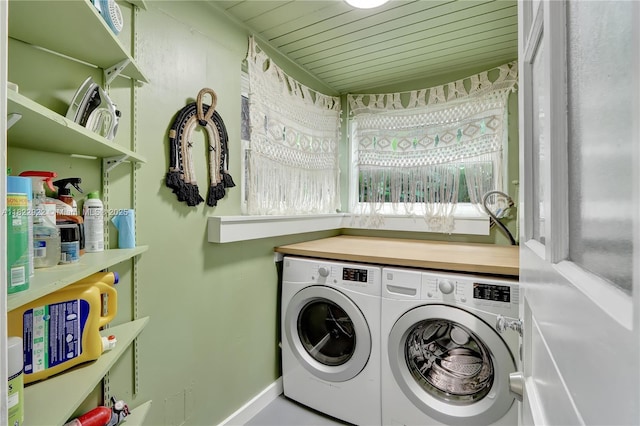 842 NW 9th Ct, Miami, FL 33136 - laundry area with washing machine and dryer and baseboards
