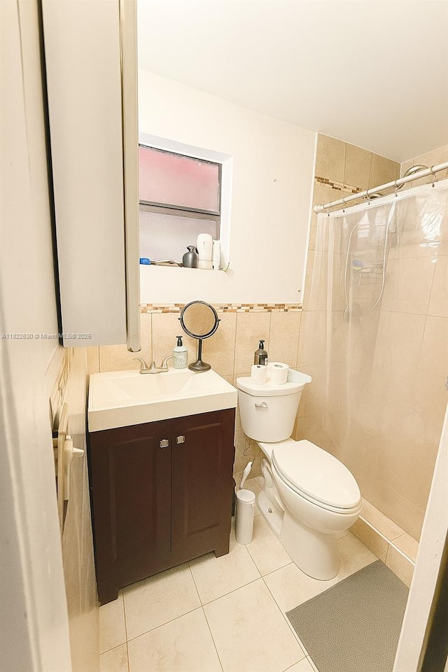 5348 W 14th Ave, Hialeah, FL 33012 - full bath featuring vanity, tiled shower, tile walls, and tile patterned floors