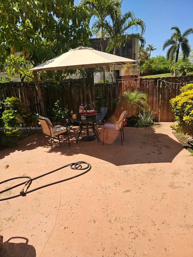 2423 NE 10th St Unit 154, Hallandale Beach, FL 33009 - view of patio featuring outdoor dining area