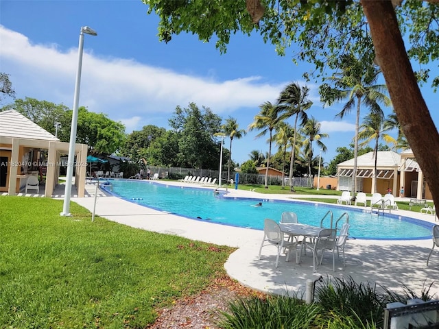 6530 NW 29th St, Sunrise, FL 33313 - community pool with a patio