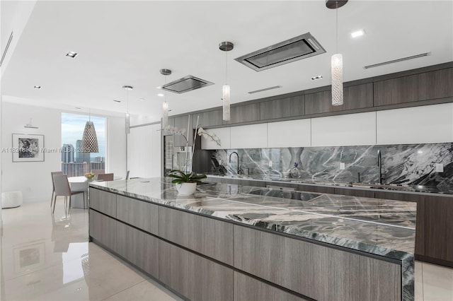 6000 Island Blvd Unit Ph7, Aventura, FL 33160 - kitchen with decorative backsplash, modern cabinets, dark stone countertops, and decorative light fixtures