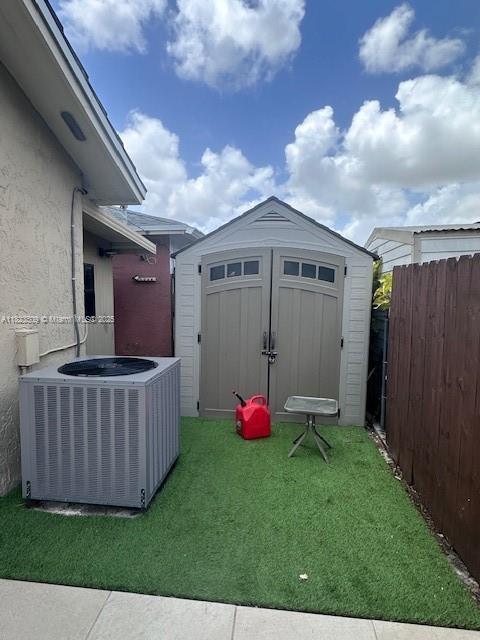 641 SW 99th Pl, Miami, FL 33174 - view of yard with a storage shed