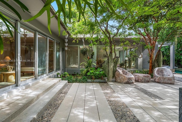 11 La Gorce Cir, Miami Beach, FL 33141 - view of patio / terrace