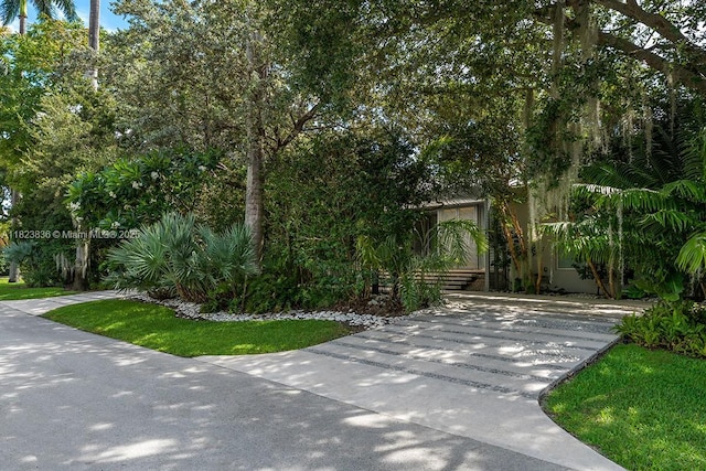 11 La Gorce Cir, Miami Beach, FL 33141 - view of home's community featuring driveway