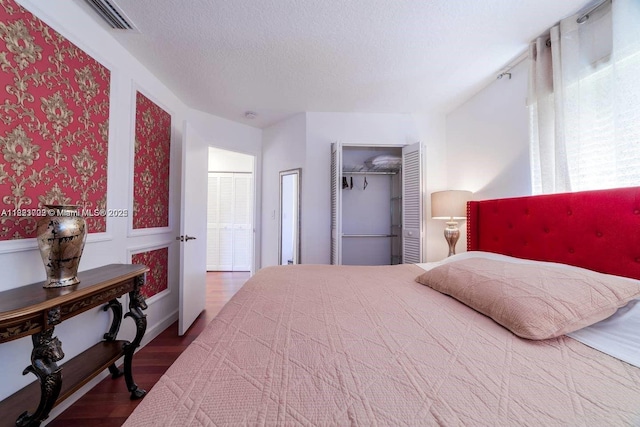 203 SE 8th St, Dania Beach, FL 33004 - bedroom featuring wood finished floors and a textured ceiling