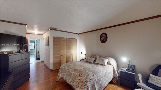 1000 SW 136th Pl, Miami, FL 33184 - bedroom with a closet, wood finished floors, crown molding, and a textured ceiling