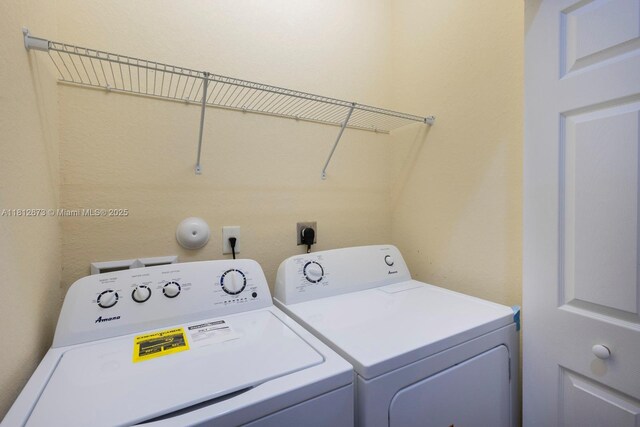 3324 W 90, Hialeah, FL 33018 - laundry area featuring independent washer and dryer