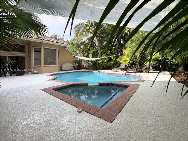 375 Sabal Way, Weston, FL 33326 - view of pool featuring a pool with connected hot tub and a patio