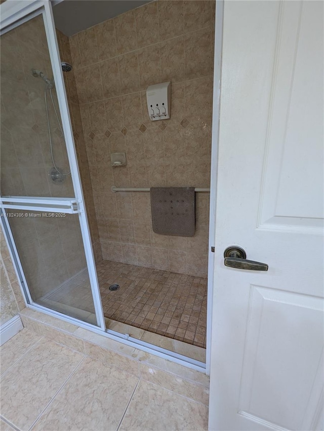 585 SE 25th Ln, Homestead, FL 33033 - full bath featuring a shower stall and tile patterned floors
