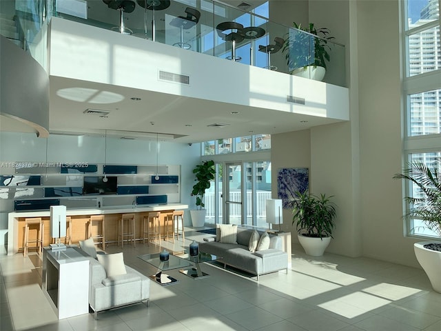 1900 N Bayshore Dr Unit 2514, Miami, FL 33132 - common area featuring a high ceiling