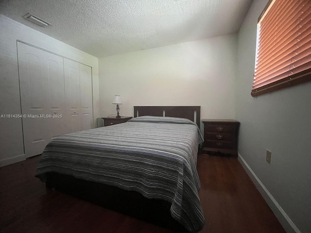 14901 SW 82nd Ter Unit 1-207, Miami, FL 33193 - bedroom featuring wood finished floors, a closet, and a textured ceiling