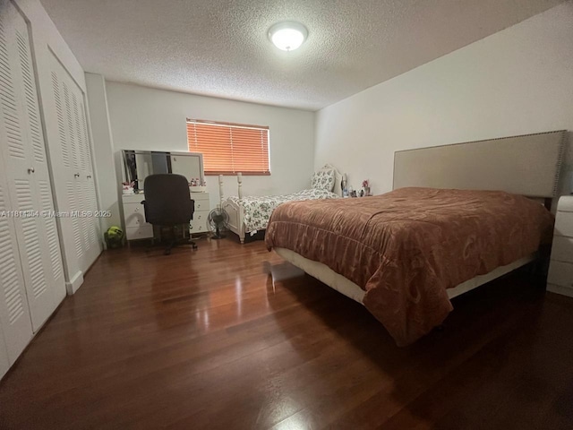 14901 SW 82nd Ter Unit 1-207, Miami, FL 33193 - bedroom featuring wood finished floors, a textured ceiling, and a desk