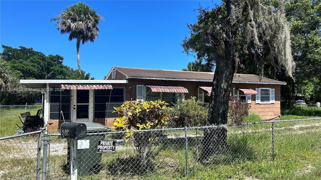 314 S 17th St, Fort Pierce, FL 34950 - view of front facade featuring a fenced front yard