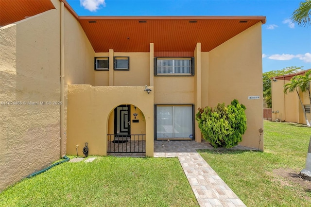 13705 SW 84th St Unit H, Miami, FL 33183 - view of front of property with stucco siding and a front yard