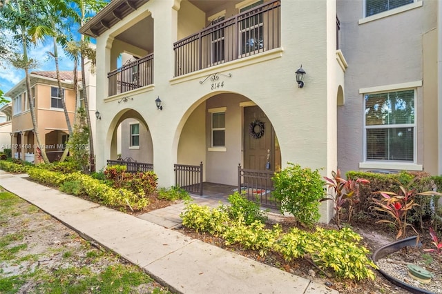 8144 Cascada Isles Dr, Cooper City, FL 33024 - entrance to property featuring stucco siding and a balcony