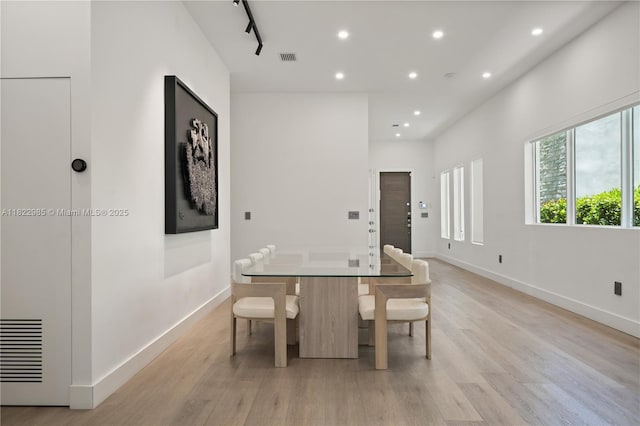 18955 Atlantic Blvd, Sunny Isles Beach, FL 33160 - dining area featuring light wood-style floors, recessed lighting, and rail lighting