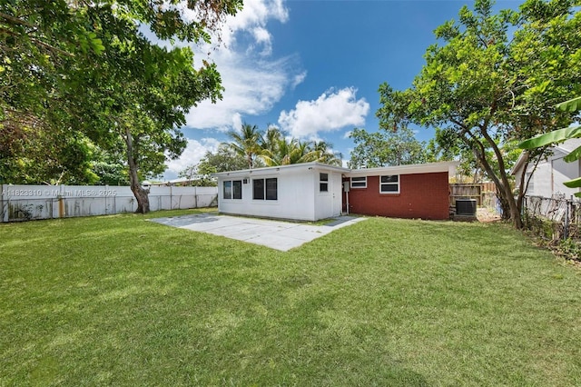 3818 Everglades Rd, Palm Beach Gardens, FL 33410 - rear view of property featuring a fenced backyard and a patio area