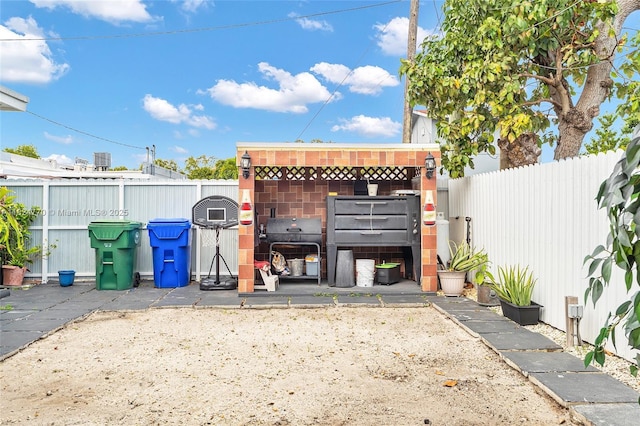 31 SW 58th Ct, Miami, FL 33144 - view of outbuilding featuring a fenced backyard
