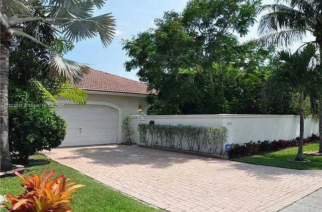 810 NE 21st Dr, Wilton Manors, FL 33305 - garage with decorative driveway