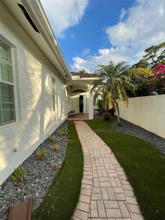 810 NE 21st Dr, Wilton Manors, FL 33305 - view of yard