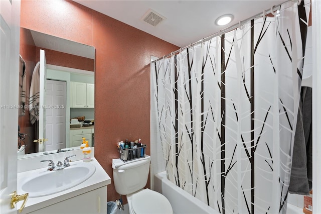 18739 SW 28th St, Miramar, FL 33029 - full bath featuring vanity, a textured wall, and shower / tub combo with curtain