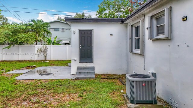 6464 Mcclellan St, Hollywood, FL 33024 - entrance to property featuring stucco siding and a patio