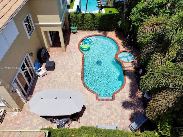 11360 NW 48th Ter, Doral, FL 33178 - view of swimming pool with a pool with connected hot tub and a patio area