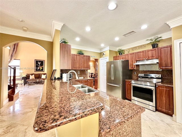 11360 NW 48th Ter, Doral, FL 33178 - kitchen with appliances with stainless steel finishes, under cabinet range hood, arched walkways, a peninsula, and backsplash