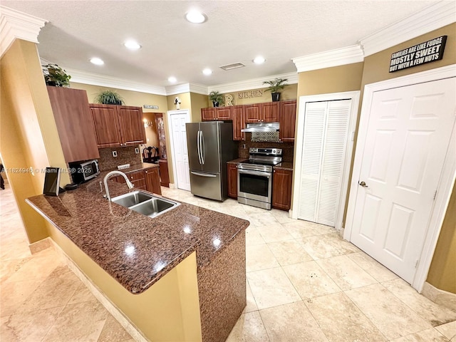11360 NW 48th Ter, Doral, FL 33178 - kitchen with stainless steel appliances, under cabinet range hood, a peninsula, backsplash, and crown molding
