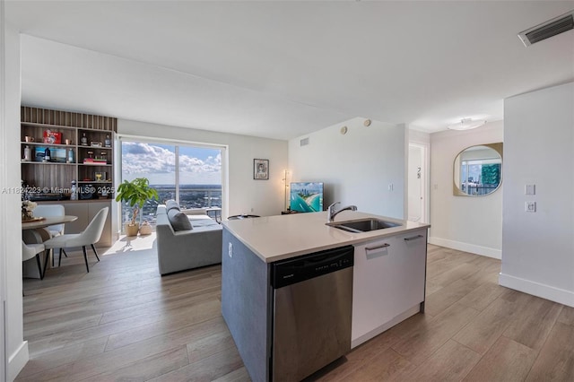 1900 N Bayshore Dr Unit 4111, Miami, FL 33132 - kitchen with stainless steel dishwasher, light wood finished floors, light countertops, and a kitchen island with sink
