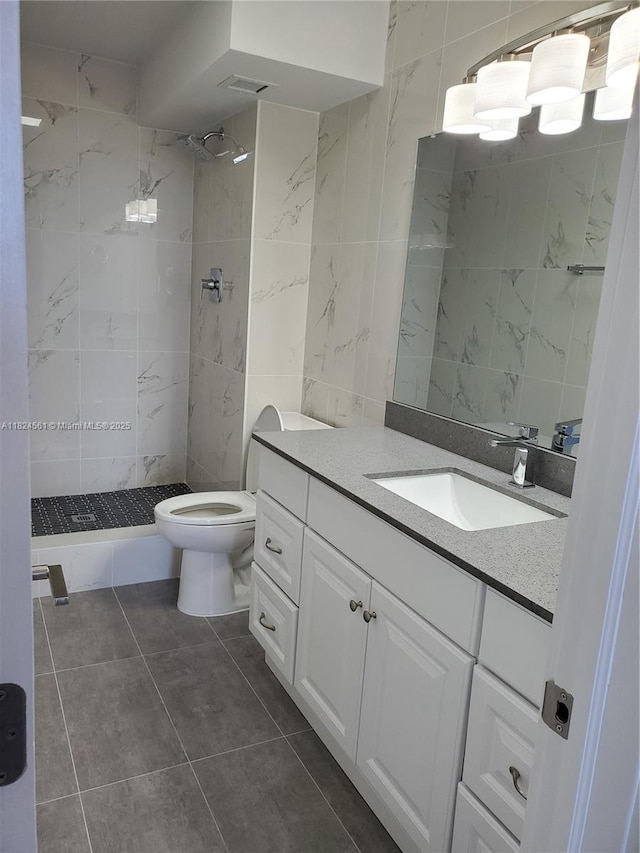 13499 Biscayne Blvd Unit 1105, North Miami, FL 33181 - bathroom featuring tiled shower, vanity, tile walls, and tile patterned flooring