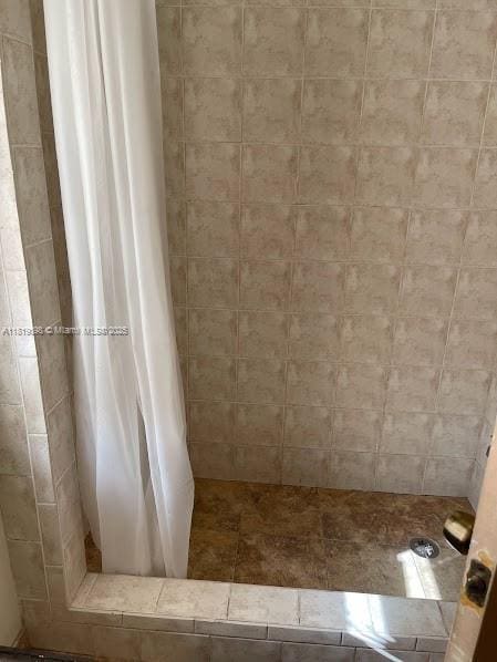 829 SW 19th Ave, Miami, FL 33135 - bathroom with a stall shower