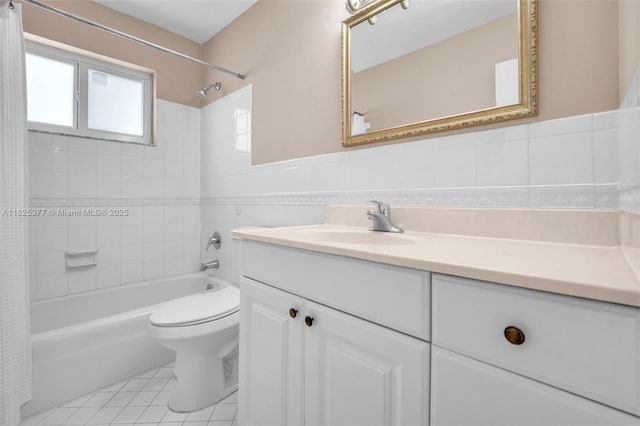 9200 SW 54th St, Cooper City, FL 33328 - full bath with vanity, shower / bath combo with shower curtain, tile patterned floors, tile walls, and a wainscoted wall