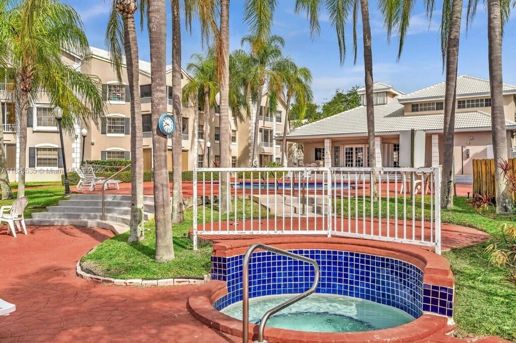 2820 N Oakland Forest Dr Unit 308, Oakland Park, FL 33309 - photo 1