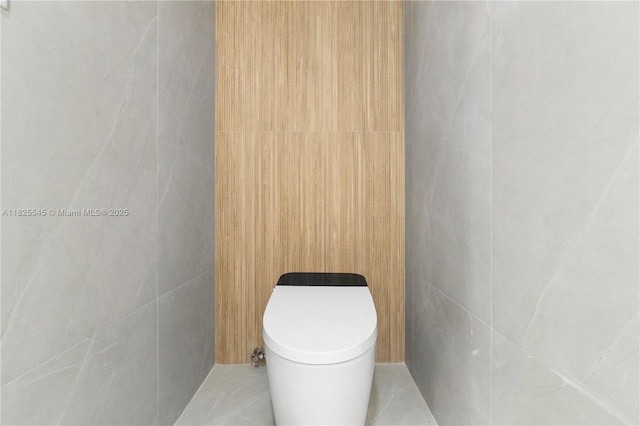 2231 N 49th Ave, Hollywood, FL 33021 - bathroom with tile walls