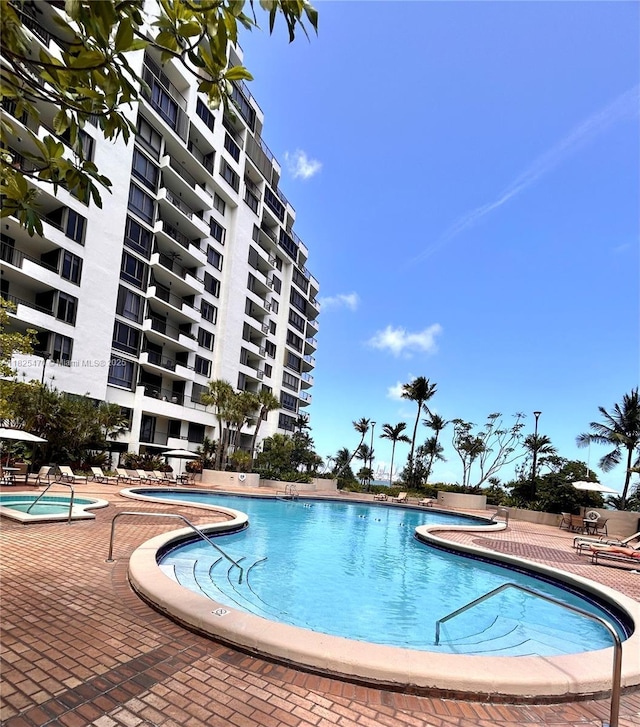 520 Brickell Key Dr Unit A1421, Miami, FL 33131 - community pool with a community hot tub and a patio area