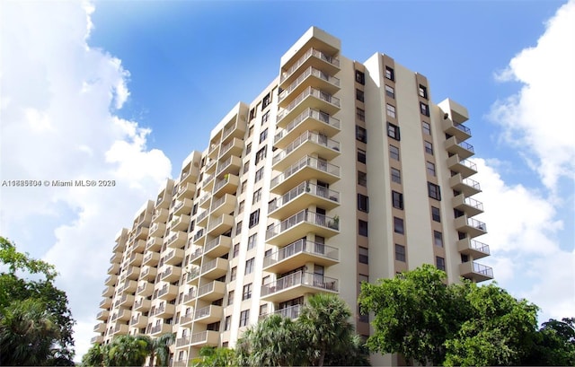 1470 NE 123rd St Unit Aph9, North Miami, FL 33161 - view of building exterior