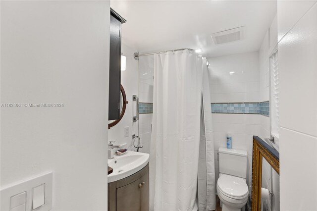 1301 Milan Ave Unit 5, Coral Gables, FL 33134 - full bathroom featuring vanity and a shower with shower curtain