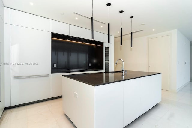 300 Biscayne Blvd Way Unit 3902, Miami, FL 33131 - kitchen with modern cabinets, dark countertops, white cabinetry, a center island with sink, and recessed lighting