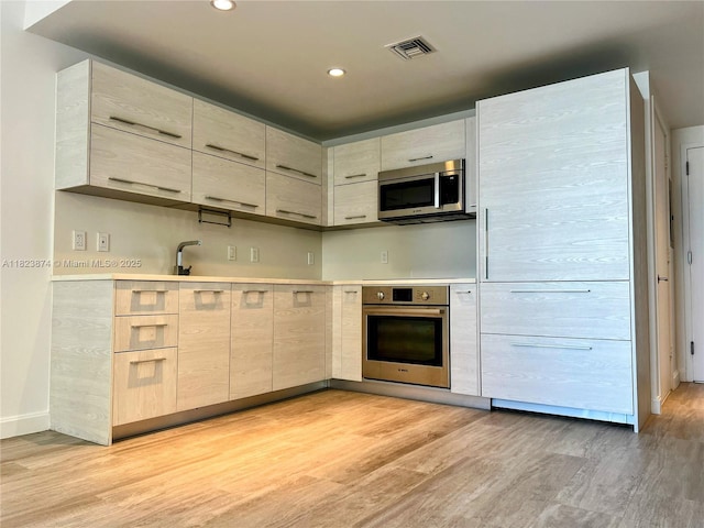 45 SW 9th St Unit 3602, Miami, FL 33130 - kitchen featuring stainless steel appliances, modern cabinets, light wood finished floors, light countertops, and recessed lighting