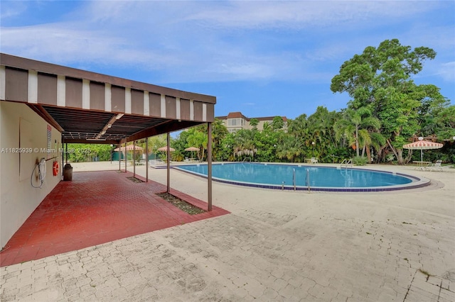 7100 NW 17th St Unit 402, Plantation, FL 33313 - community pool with a patio