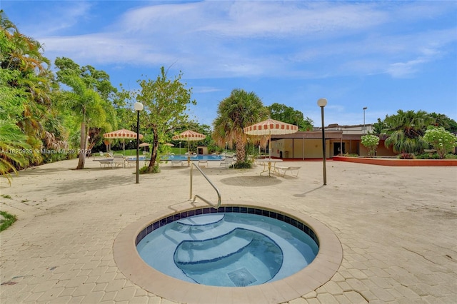 7100 NW 17th St Unit 402, Plantation, FL 33313 - community pool with a patio area and a community hot tub