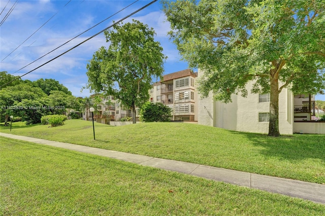 7100 NW 17th St Unit 402, Plantation, FL 33313 - surrounding community with a yard