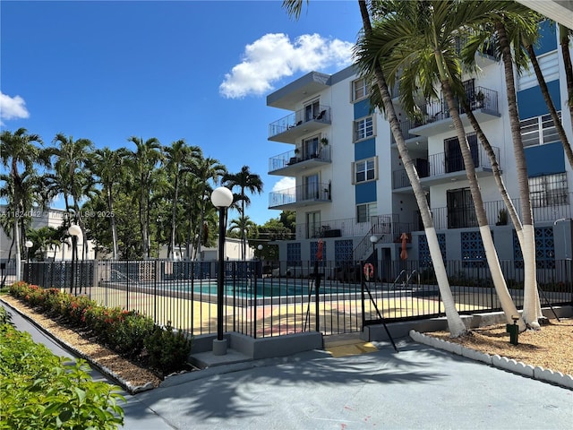 1635 W 44th Pl Unit 509, Hialeah, FL 33012 - view of community pool