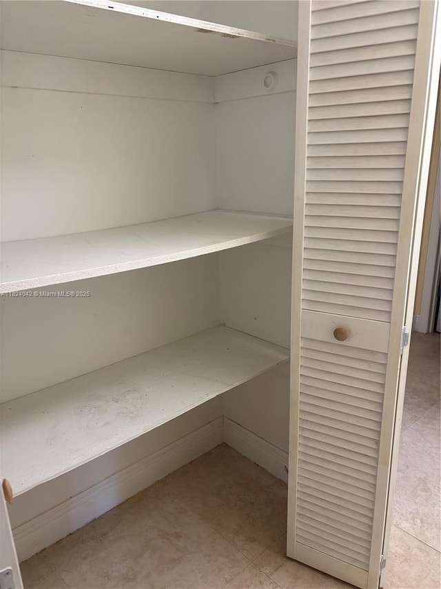 1635 W 44th Pl Unit 509, Hialeah, FL 33012 - view of closet