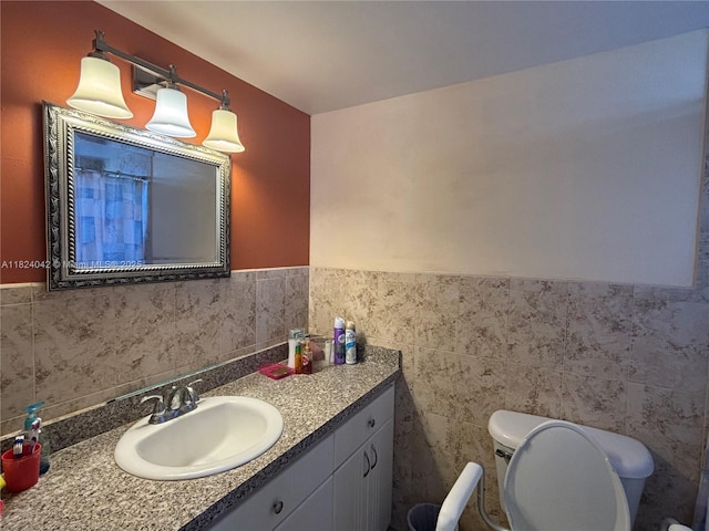 1635 W 44th Pl Unit 509, Hialeah, FL 33012 - full bathroom featuring tile walls, vanity, a wainscoted wall, and curtained shower